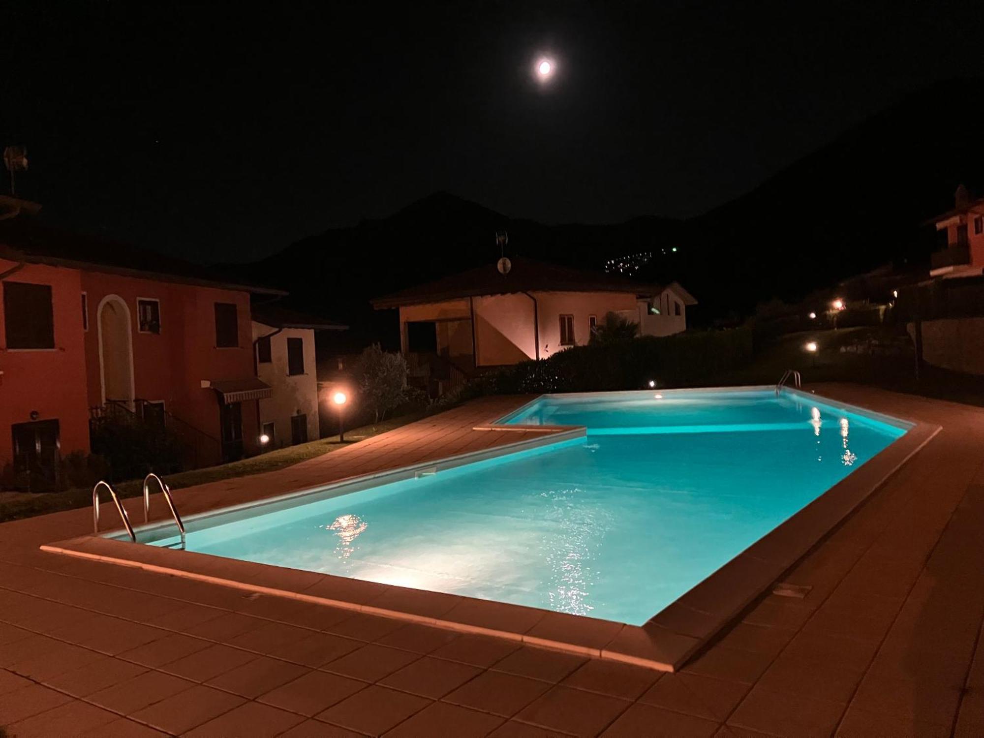 Happy Guest Apartments - Lake View And Pool Riva di Solto Eksteriør billede