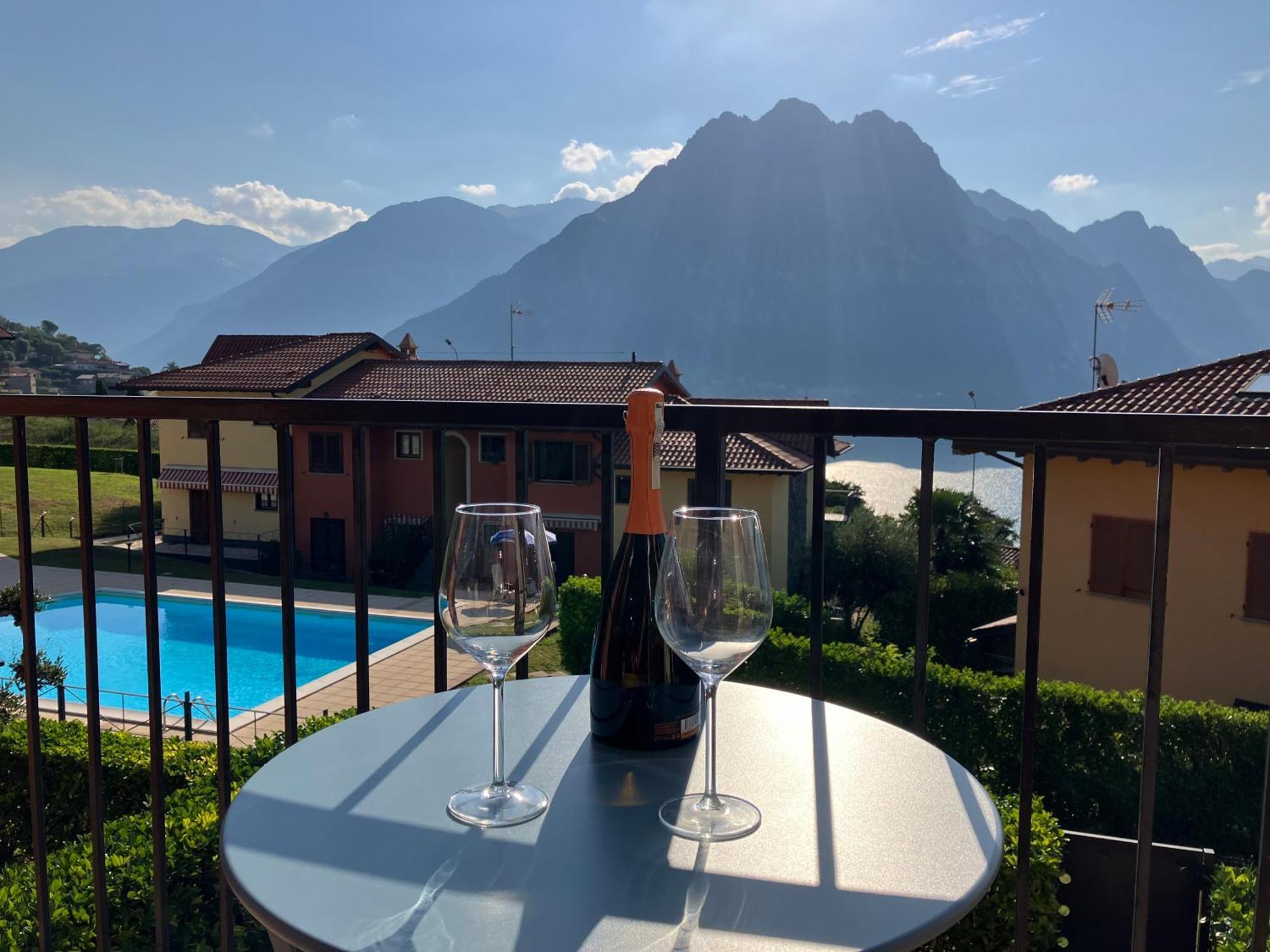 Happy Guest Apartments - Lake View And Pool Riva di Solto Eksteriør billede