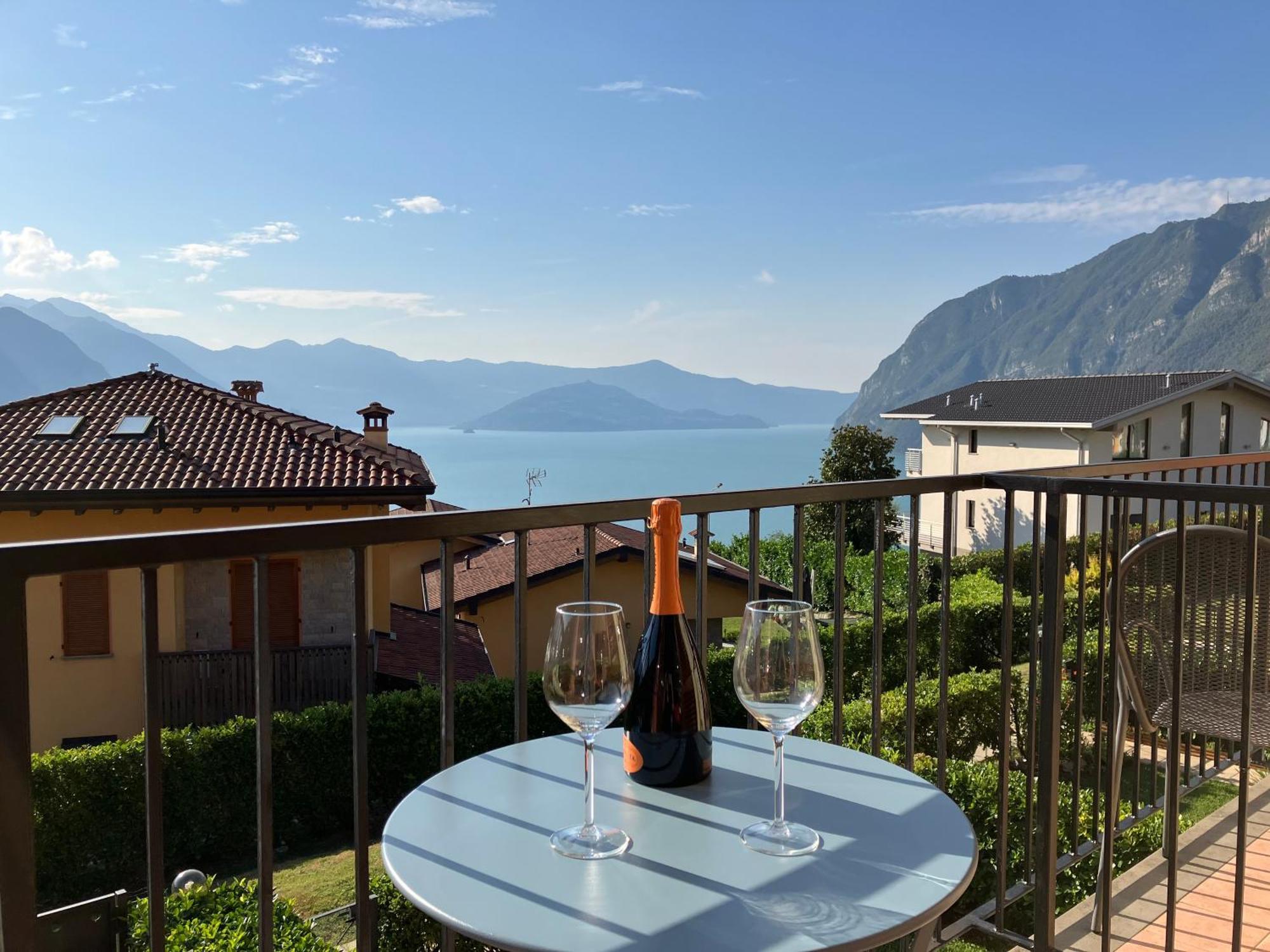 Happy Guest Apartments - Lake View And Pool Riva di Solto Eksteriør billede