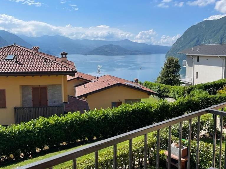 Happy Guest Apartments - Lake View And Pool Riva di Solto Eksteriør billede