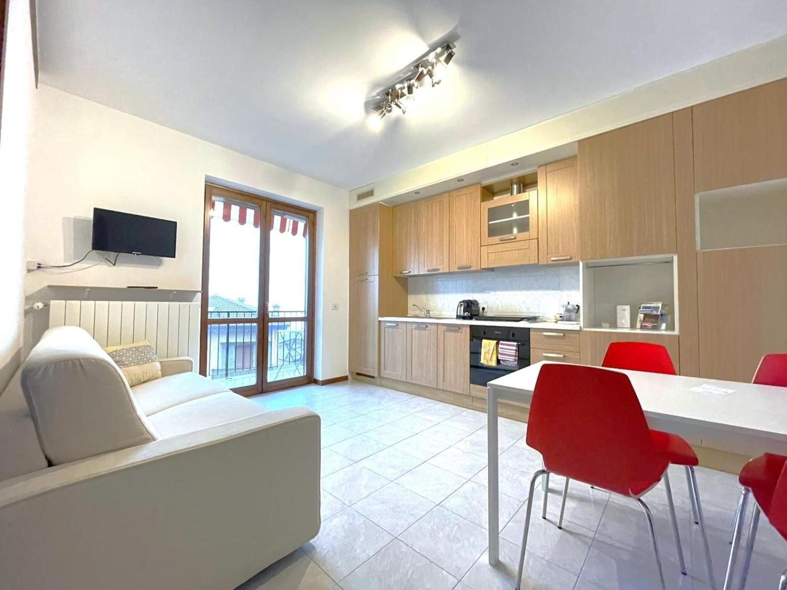Happy Guest Apartments - Lake View And Pool Riva di Solto Eksteriør billede